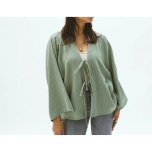 أناقة الطبيعة: كارديجان أخضر من الكتان يضفي لمسة من الانتعاش